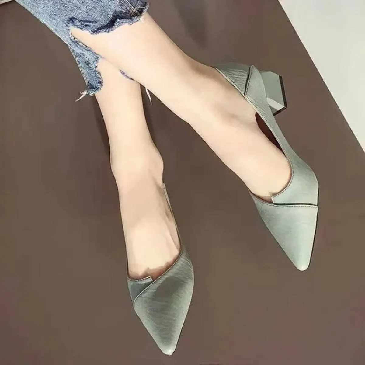 2024 Nuove scarpe da donna con tacco medio a punta Bocca superficiale Scarpe singole Moda da donna Scarpe con tacco alto da donn