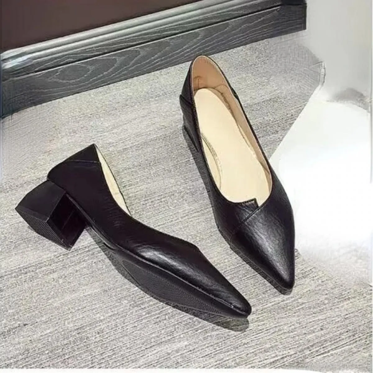 2024 Nuove scarpe da donna con tacco medio a punta Bocca superficiale Scarpe singole Moda da donna Scarpe con tacco alto da donn