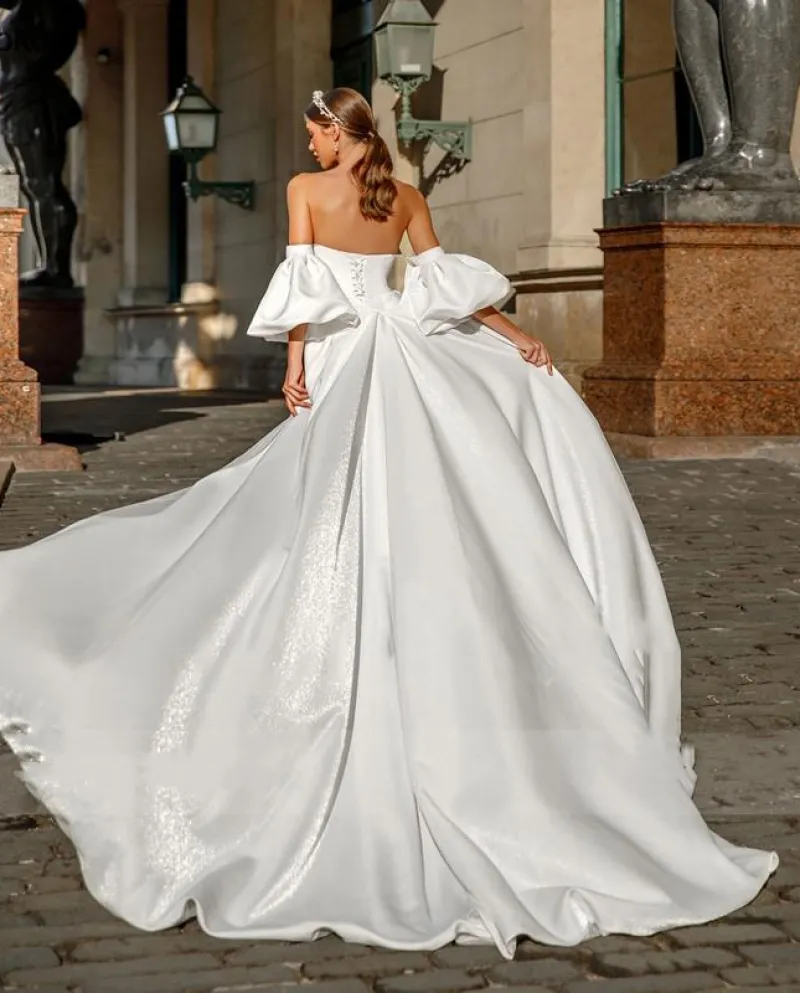 Abito da sposa a sirena con gonna a sirena semplice in raso con maniche gonfie