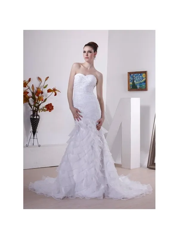 Abito da sposa a sirena molto aderente con balze in organza sulla gonna