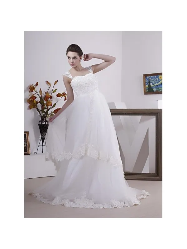 Abito da sposa a vita alta con corpetto a cuore e gonna in tulle