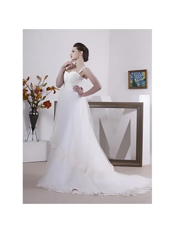 Abito da sposa a vita alta con corpetto a cuore e gonna in tulle