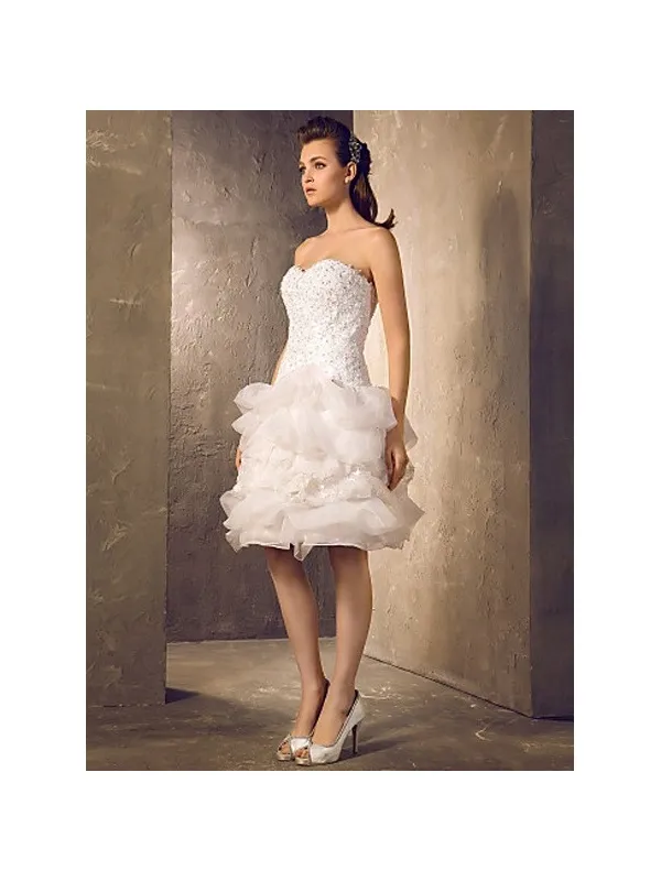 Abito da sposa corto con gonna voluminosa e corpetto a vita bassa in pizzo