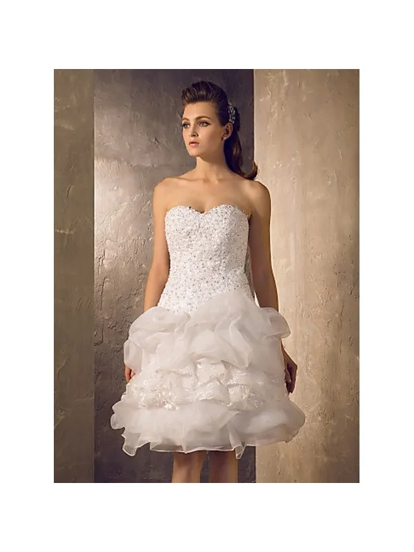 Abito da sposa corto con gonna voluminosa e corpetto a vita bassa in pizzo