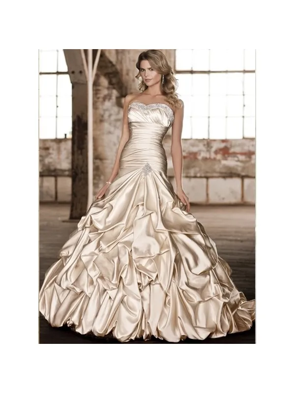 Abito da sposa drappeggiato con gonna voluminosa a meringa in raso