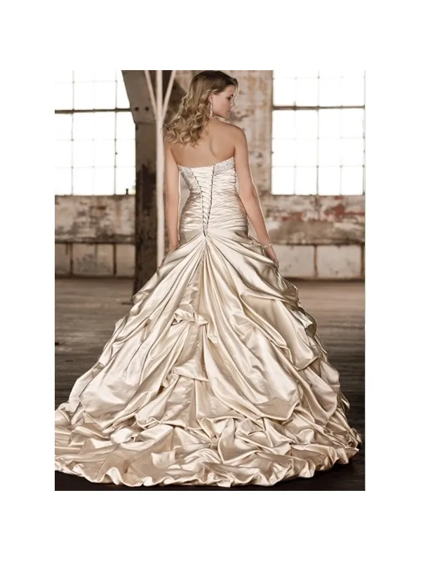 Abito da sposa drappeggiato con gonna voluminosa a meringa in raso