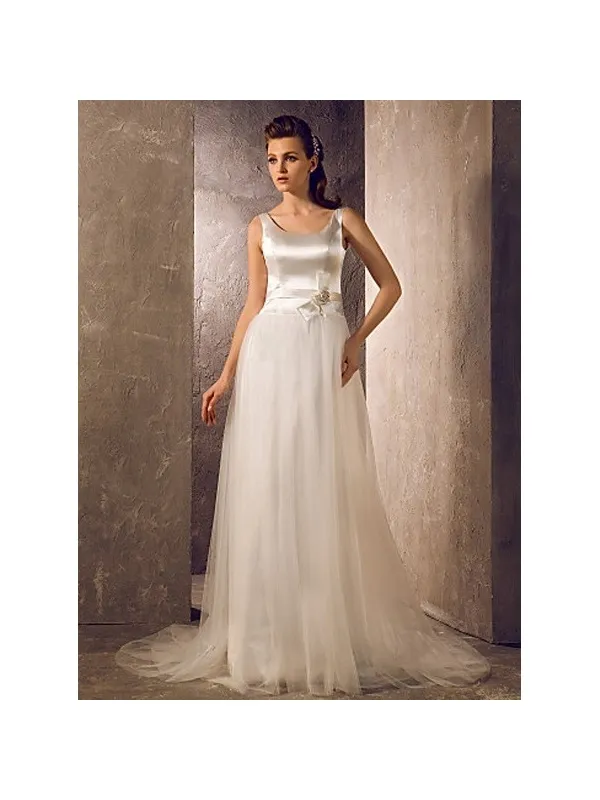 Abito da sposa minimal con corpetto liscio in raso e gonna in tulle morbido