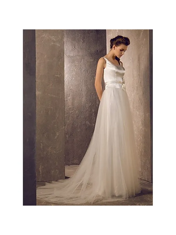 Abito da sposa minimal con corpetto liscio in raso e gonna in tulle morbido
