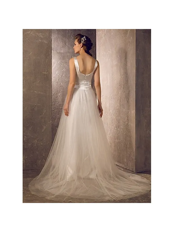 Abito da sposa minimal con corpetto liscio in raso e gonna in tulle morbido