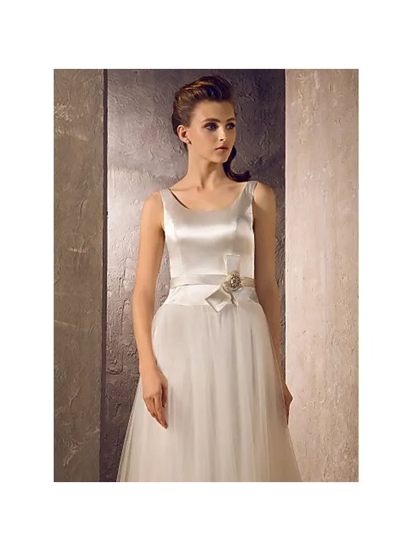 Abito da sposa minimal con corpetto liscio in raso e gonna in tulle morbido