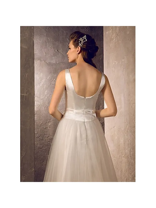 Abito da sposa minimal con corpetto liscio in raso e gonna in tulle morbido