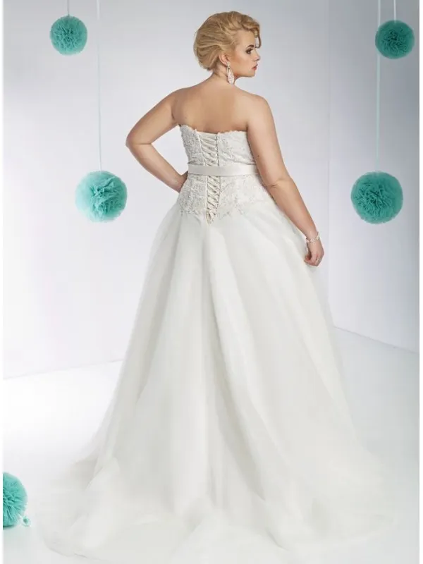 Abito da Sposa online con gonna semplice e corpetto in Pizzo con fiocco