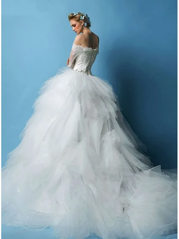 Abito da Sposa Principesco con gonna ampia in tulle e corpetto in pizzo con maniche lunghe a barchetta