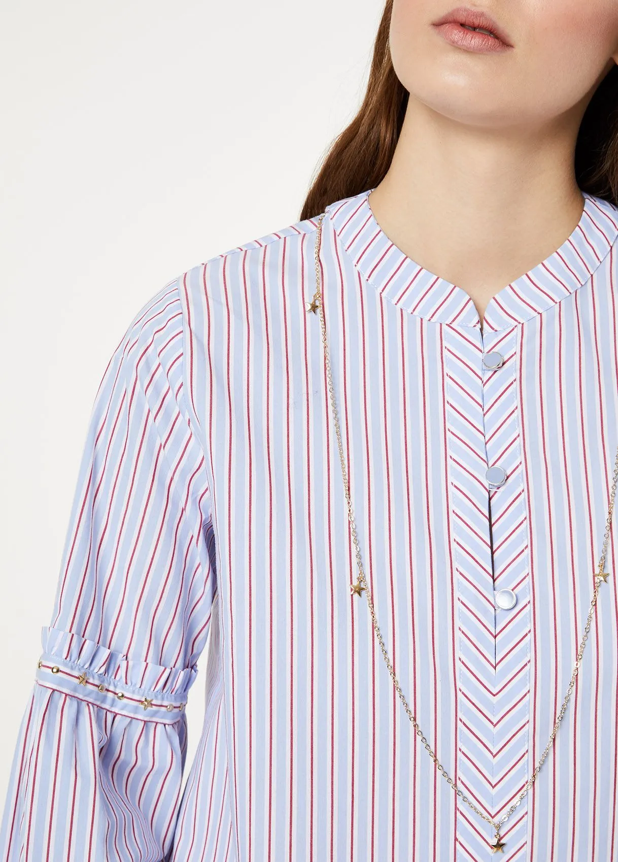 Blusa a righe con collana