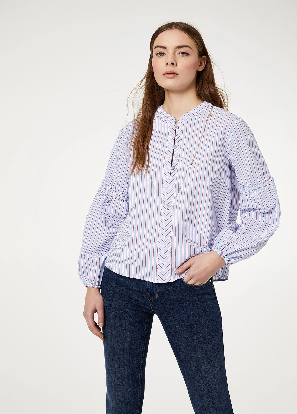 Blusa a righe con collana