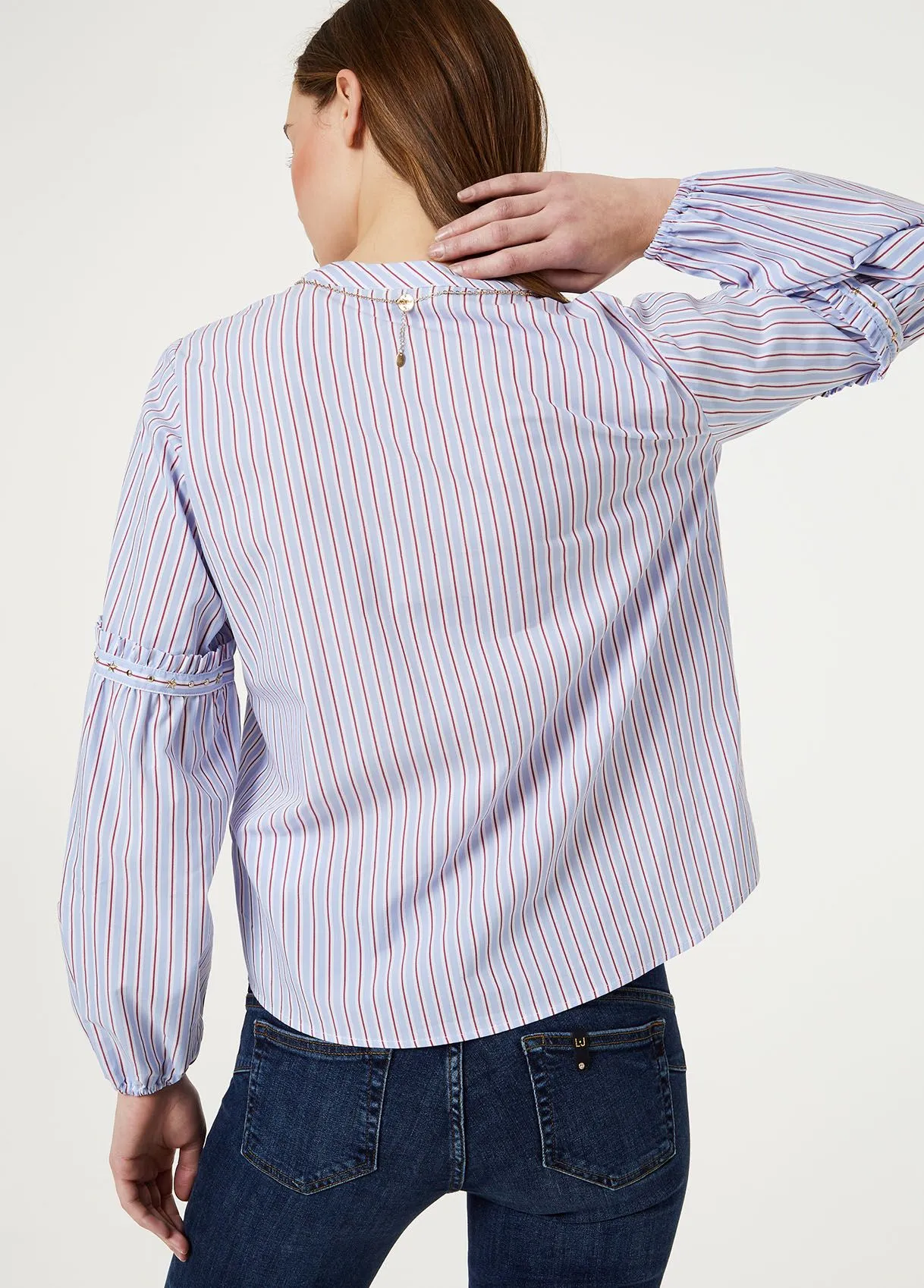 Blusa a righe con collana