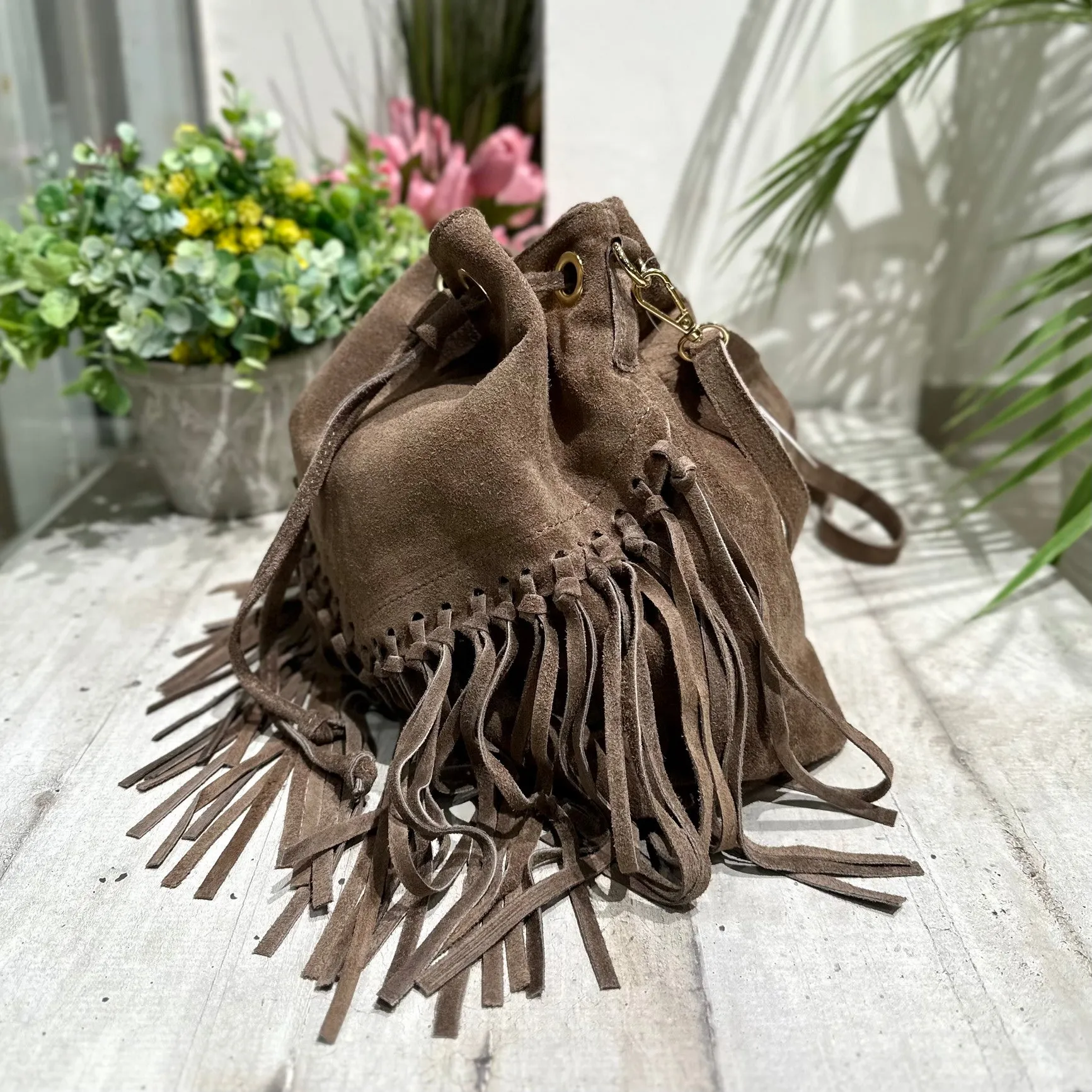 Borsa a Secchiello con Frange Taupe in Pelle Scamosciata KIKKIBAGS EVA