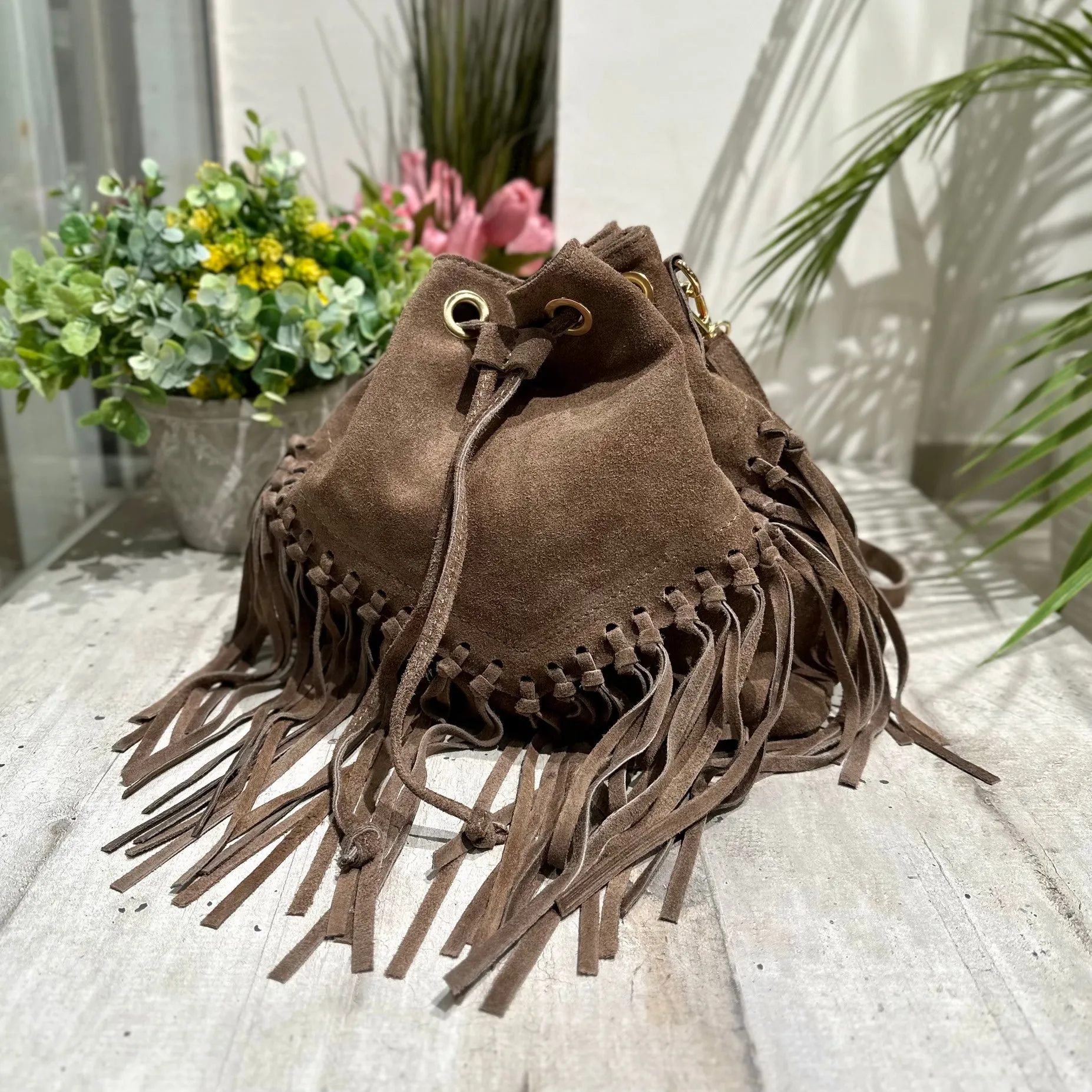 Borsa a Secchiello con Frange Taupe in Pelle Scamosciata KIKKIBAGS EVA