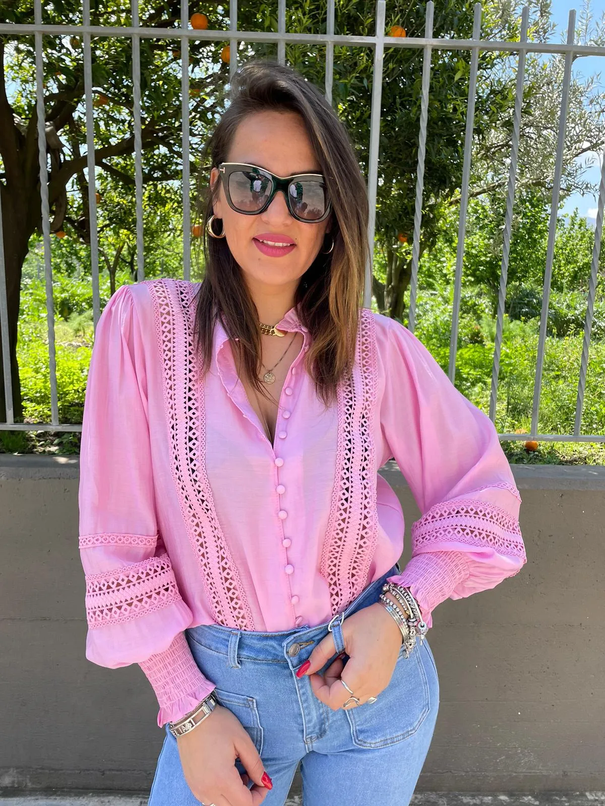 Camicia con maniche a sbuffo e inserti ricamati