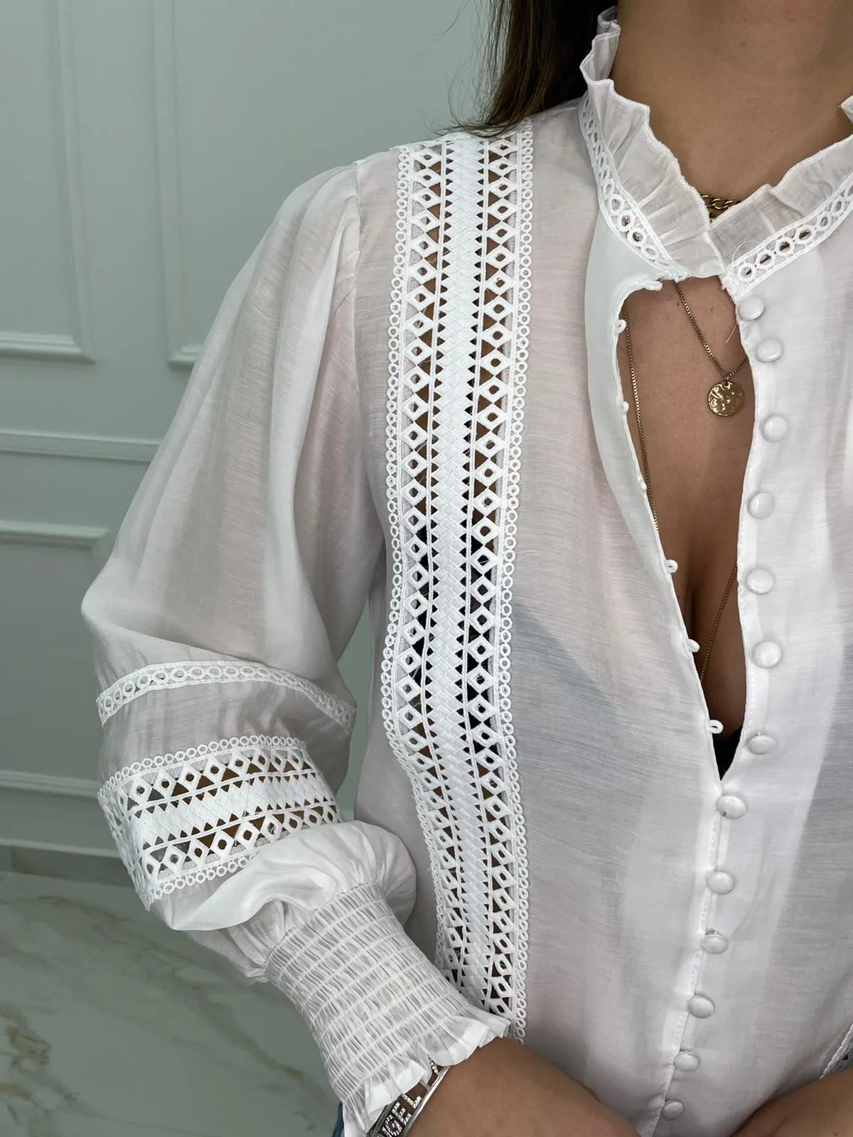 Camicia con maniche a sbuffo e inserti ricamati