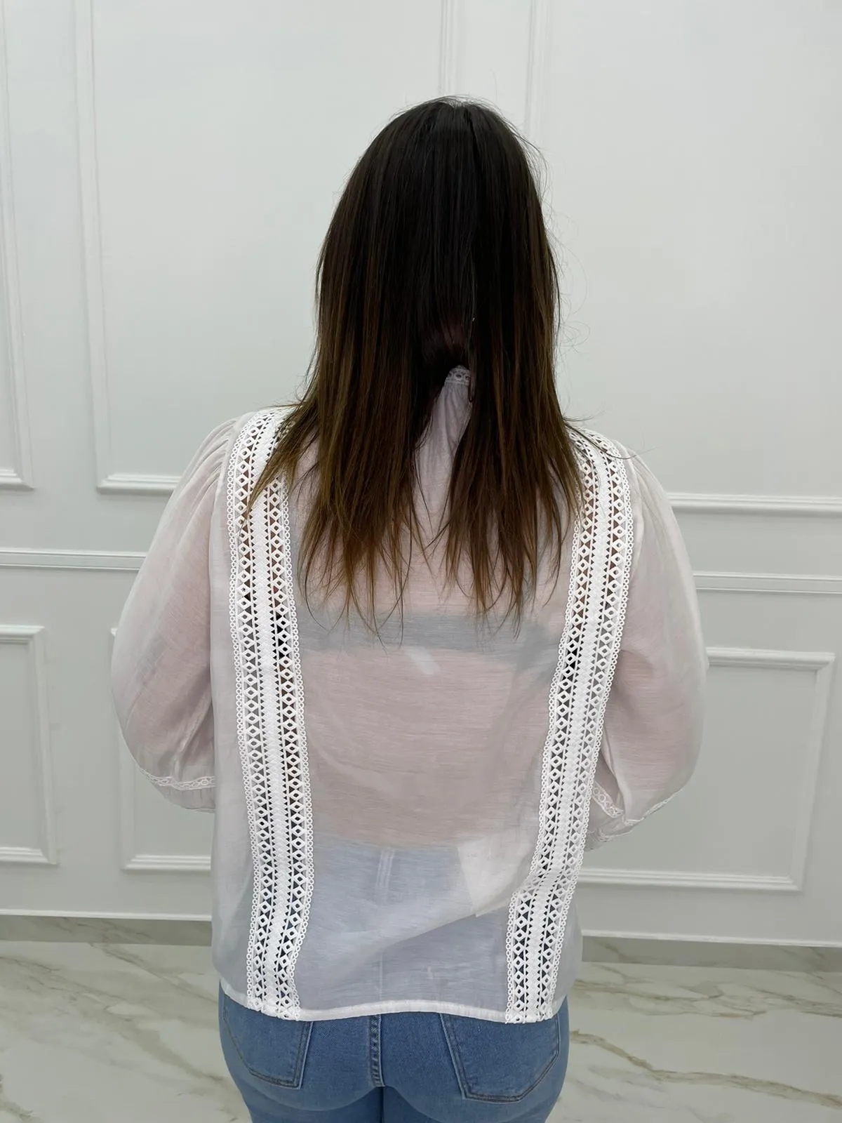 Camicia con maniche a sbuffo e inserti ricamati