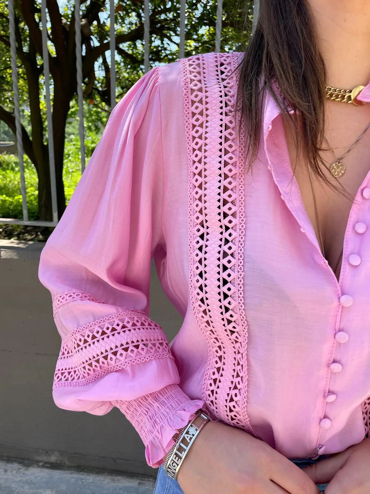 Camicia con maniche a sbuffo e inserti ricamati