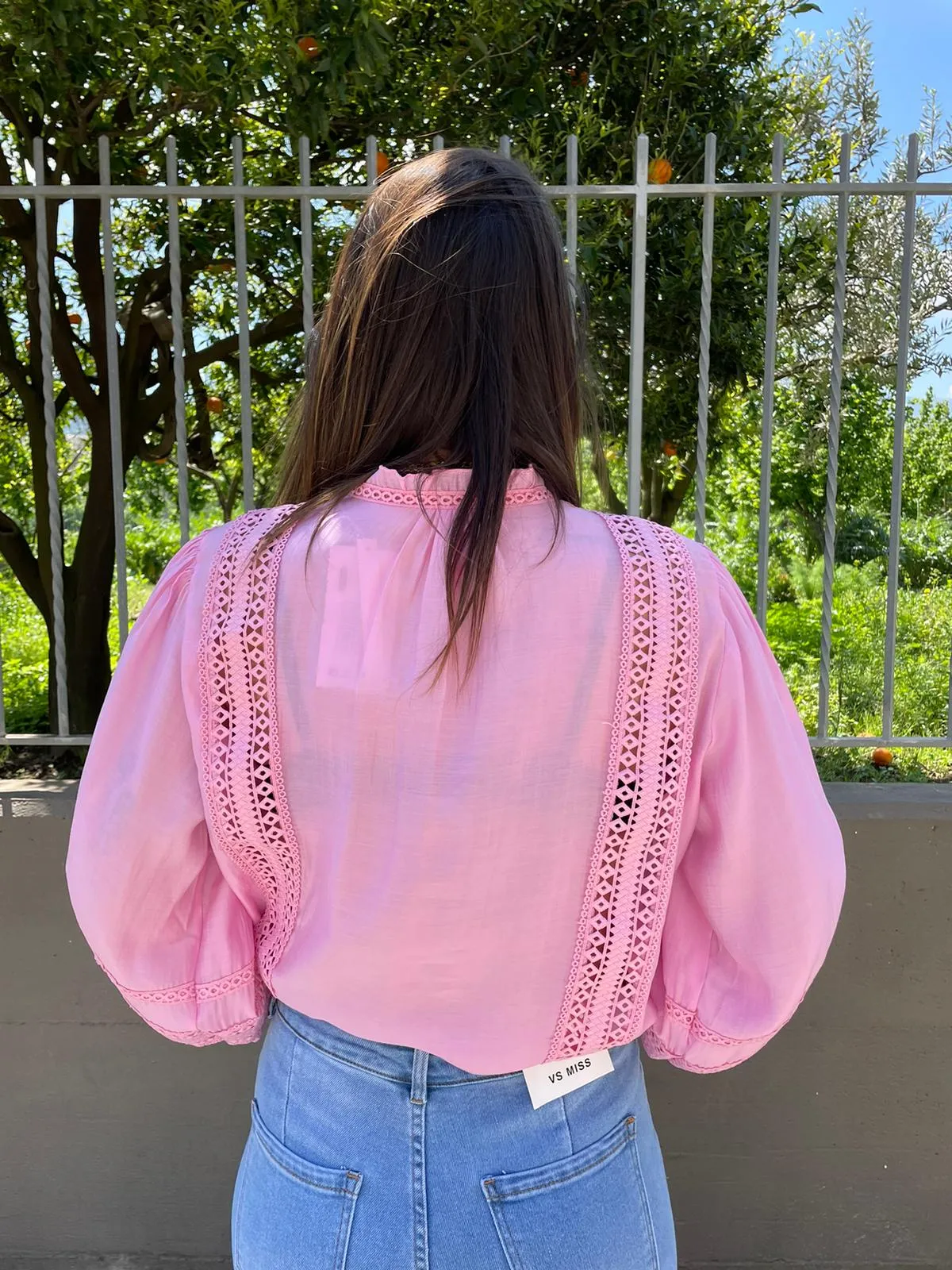 Camicia con maniche a sbuffo e inserti ricamati