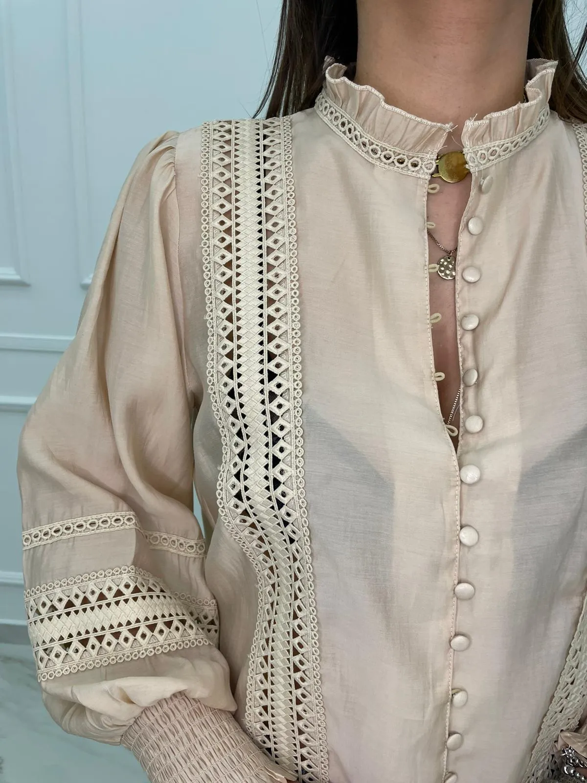 Camicia con maniche a sbuffo e inserti ricamati