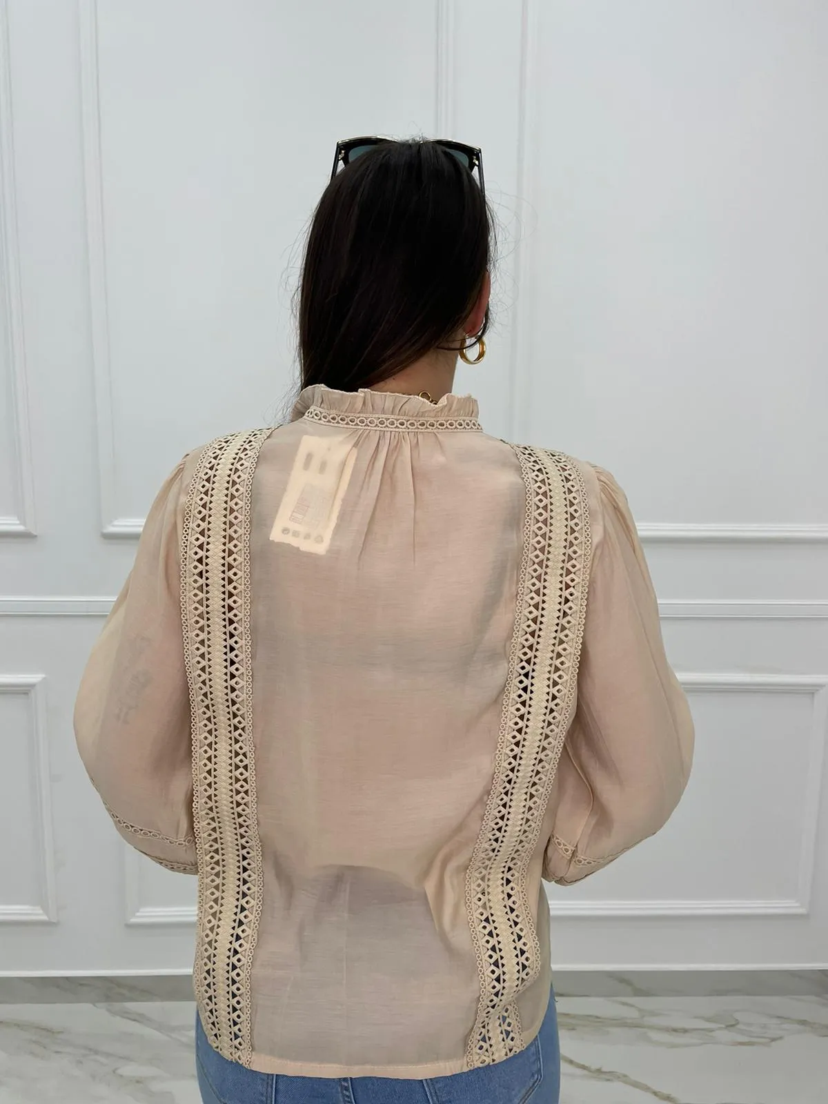 Camicia con maniche a sbuffo e inserti ricamati