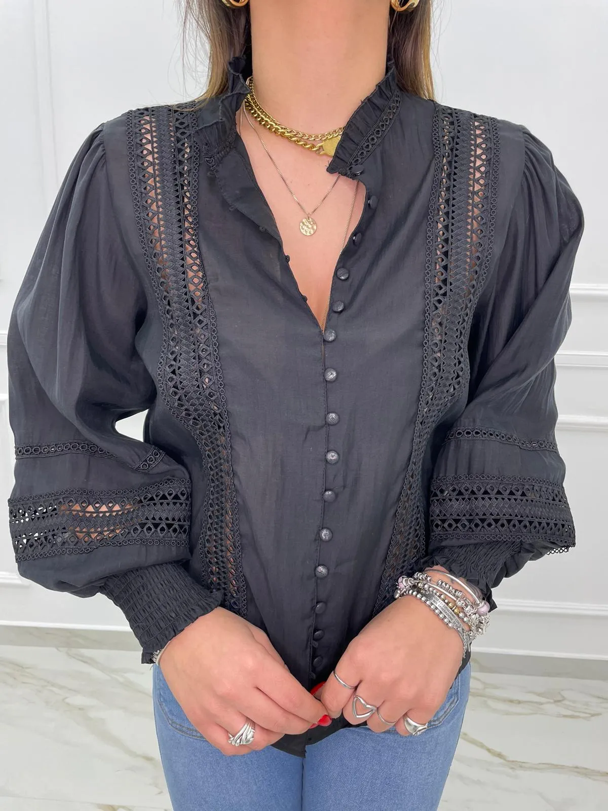 Camicia con maniche a sbuffo e inserti ricamati