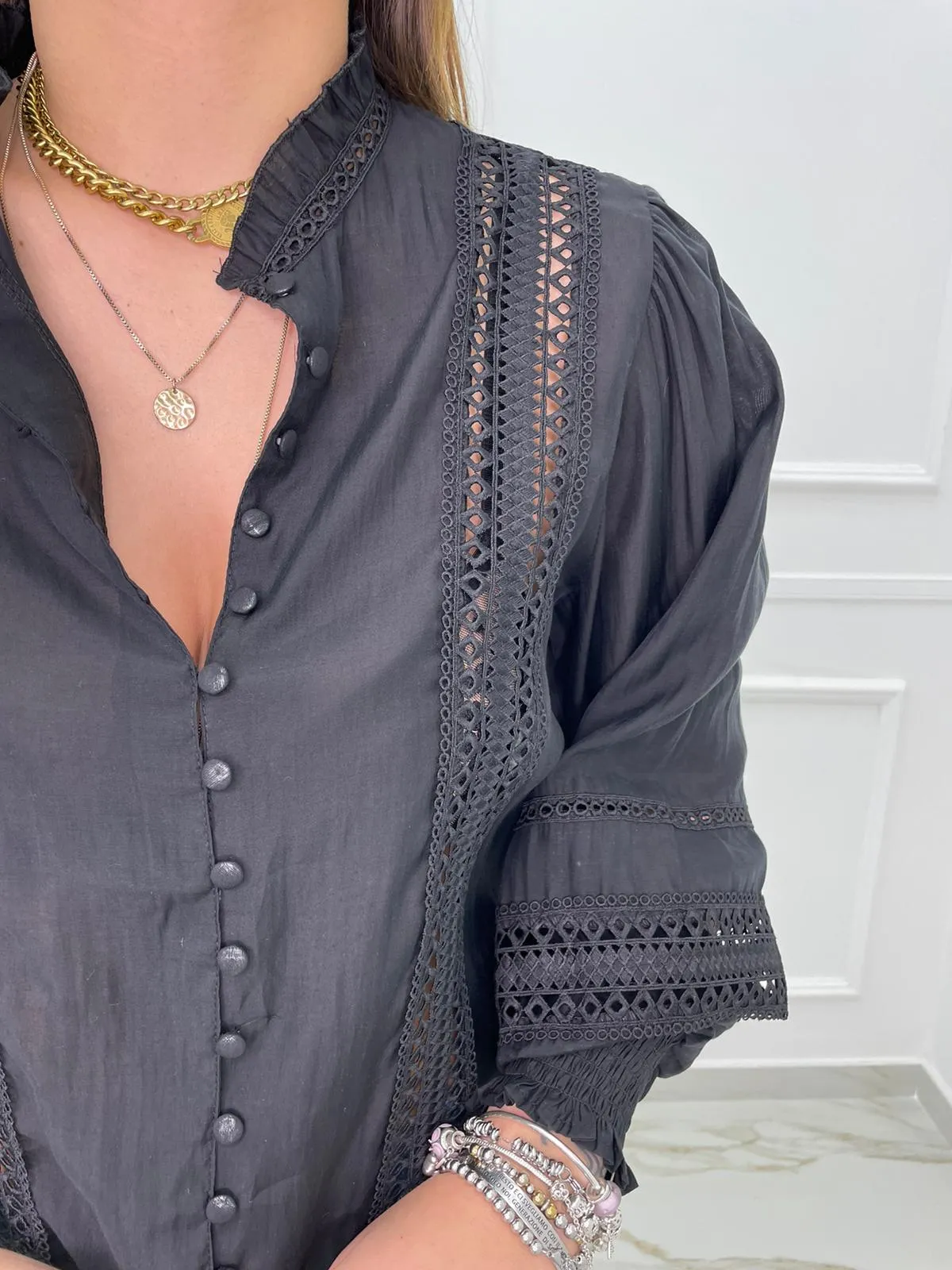 Camicia con maniche a sbuffo e inserti ricamati