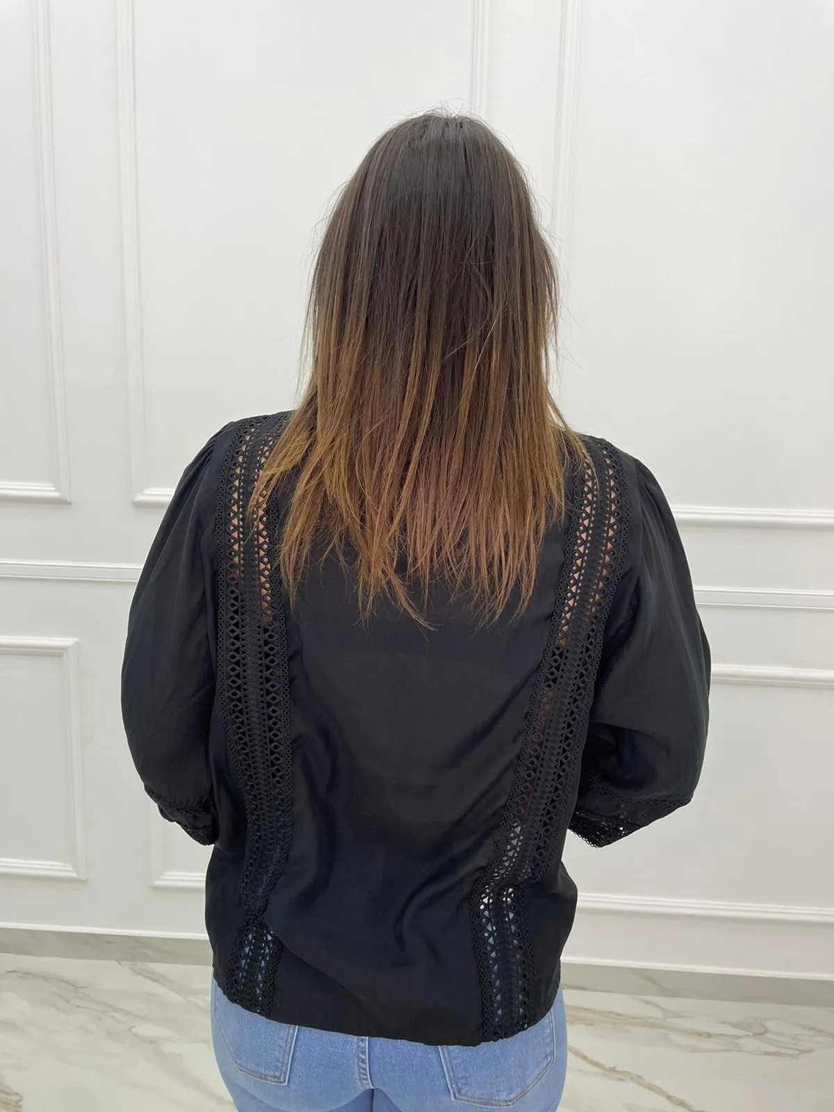 Camicia con maniche a sbuffo e inserti ricamati