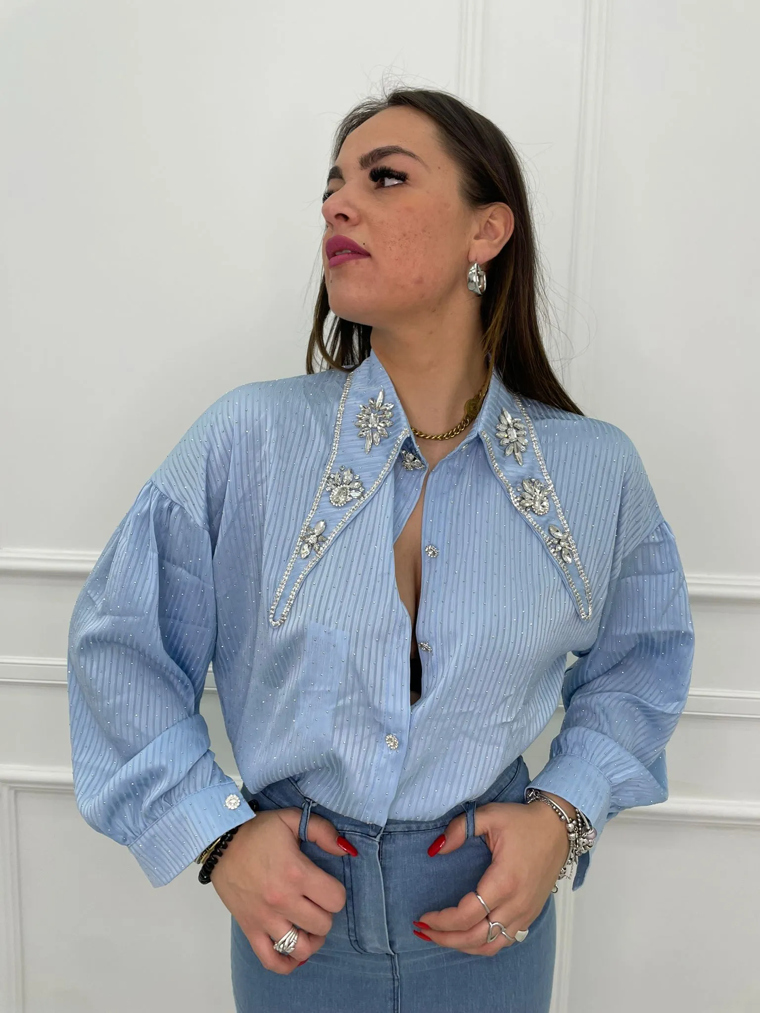 Camicia tinta unita con collo swarovski e brillantini