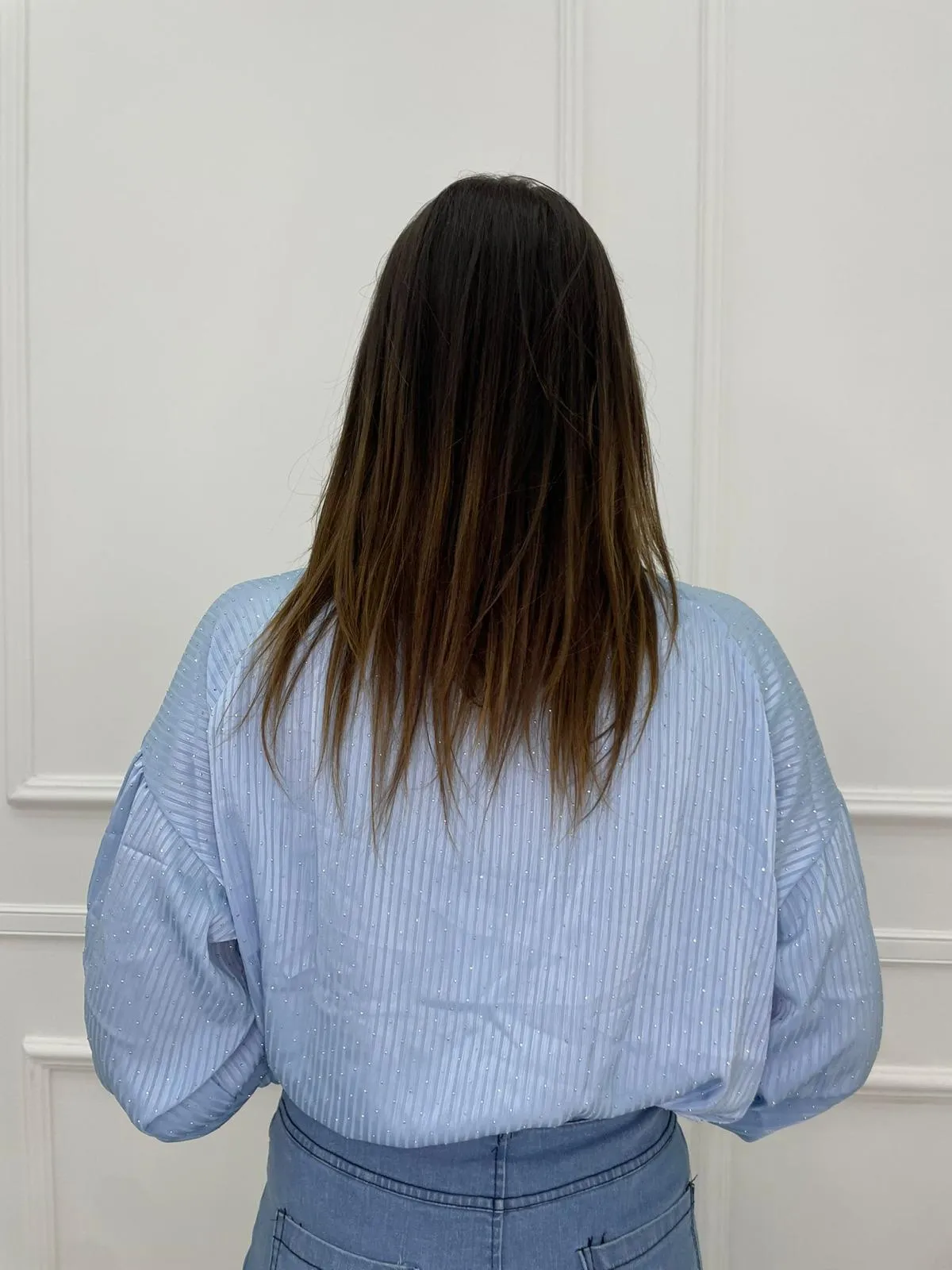 Camicia tinta unita con collo swarovski e brillantini