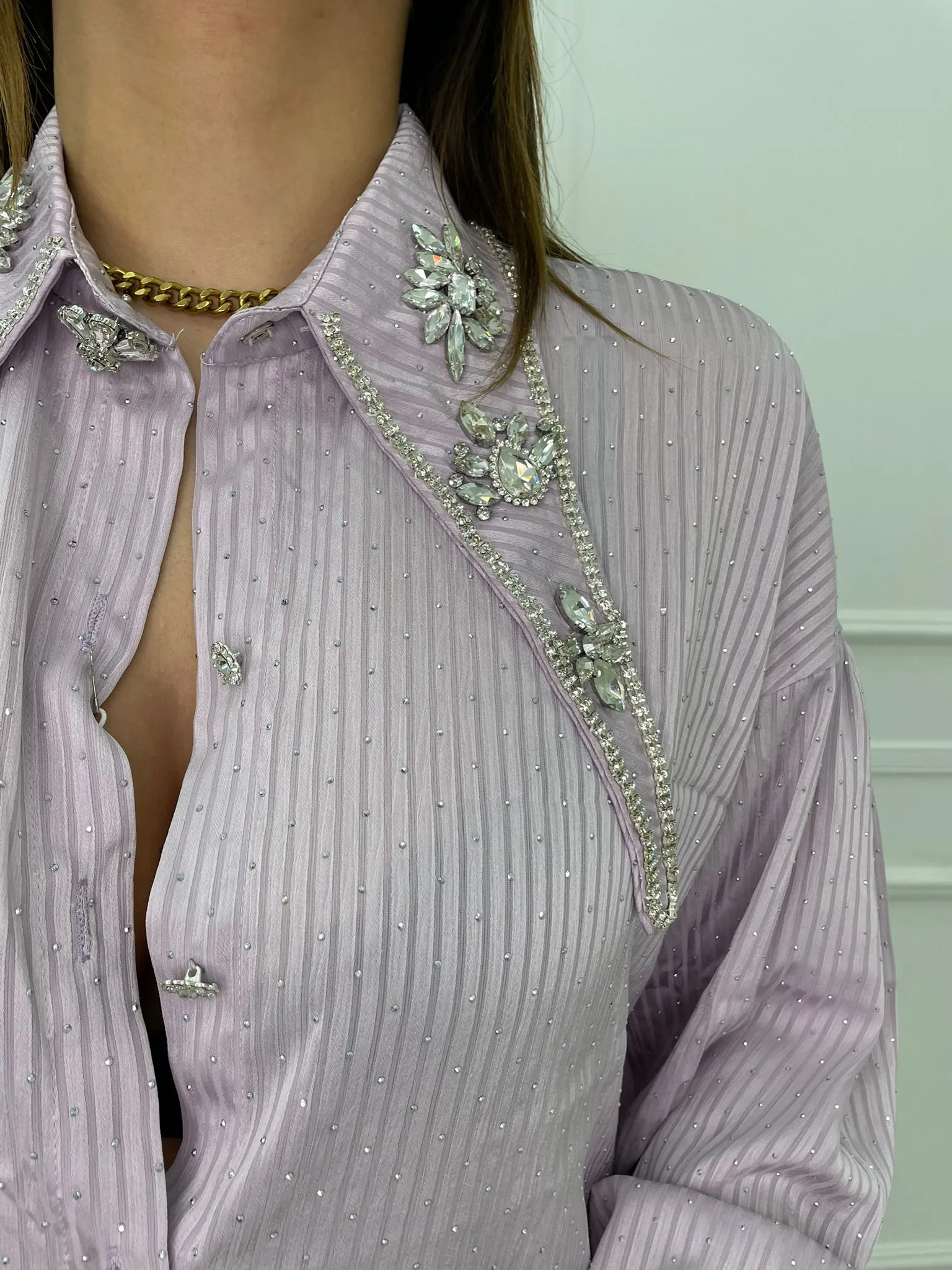 Camicia tinta unita con collo swarovski e brillantini