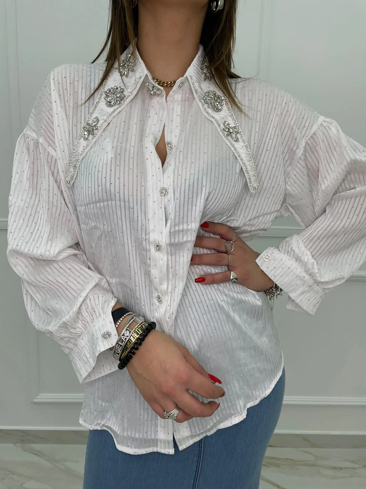 Camicia tinta unita con collo swarovski e brillantini