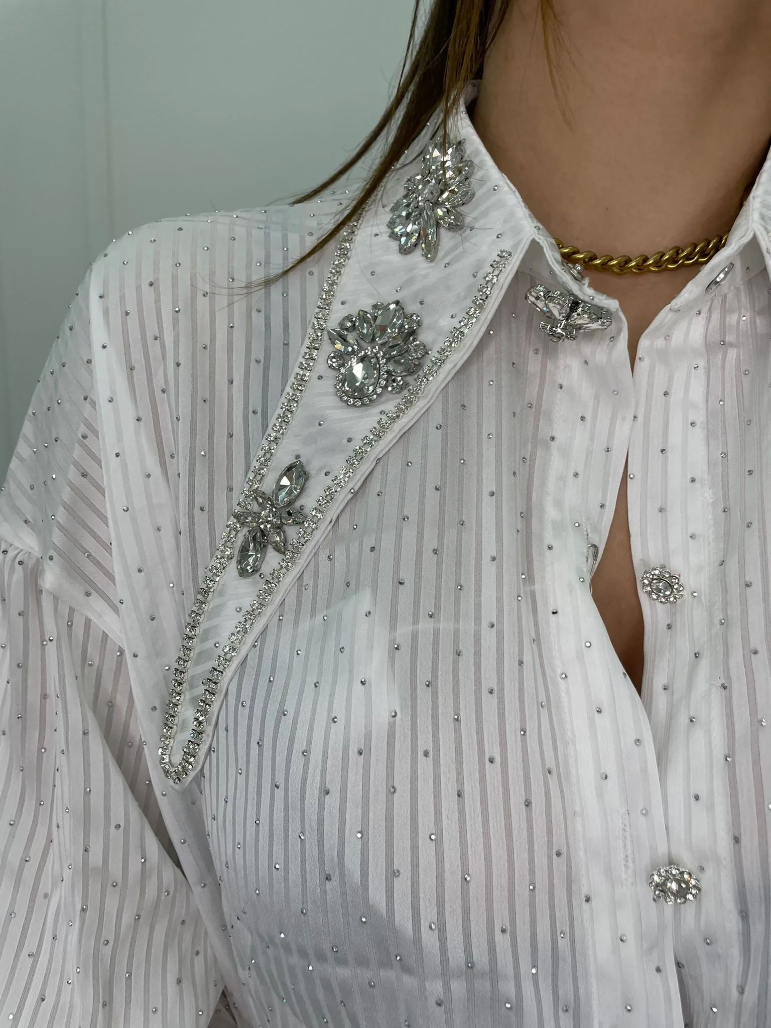 Camicia tinta unita con collo swarovski e brillantini