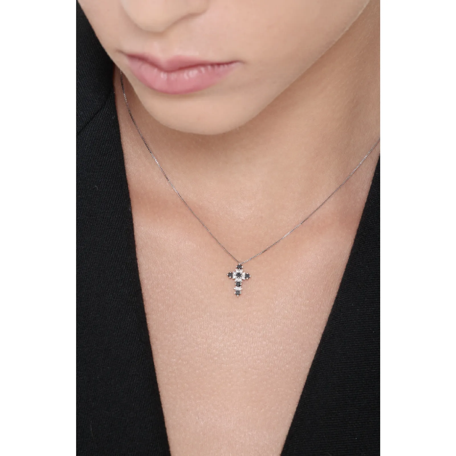 Collana con ciondolo croce in oro bianco 18k con diamanti neri e bianchi