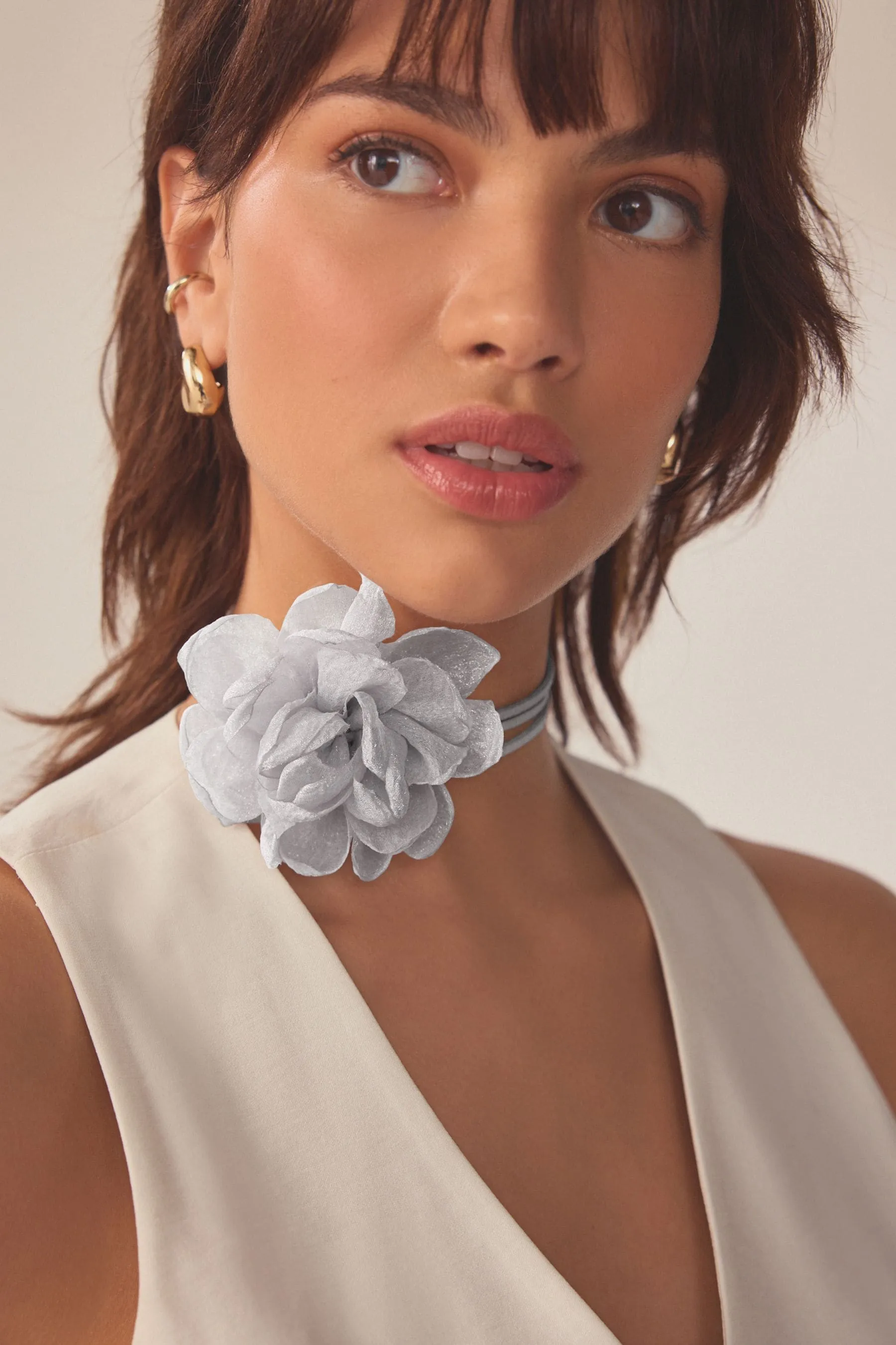 Collana floreale a collarino con fiori