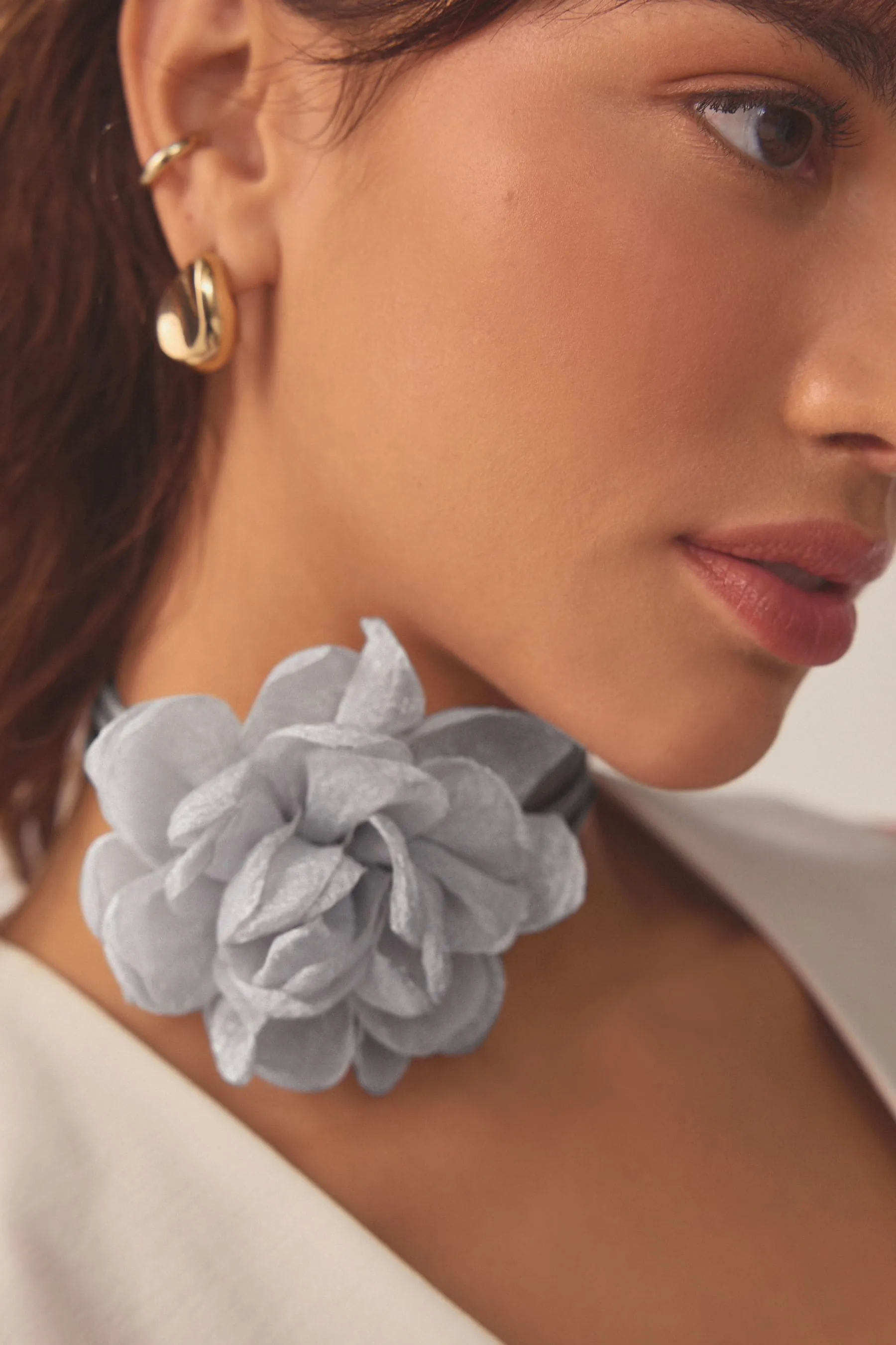 Collana floreale a collarino con fiori