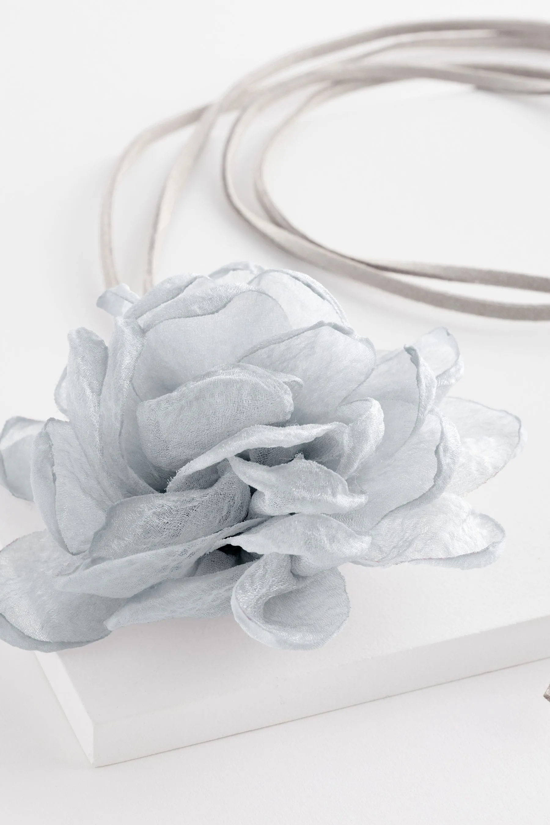 Collana floreale a collarino con fiori