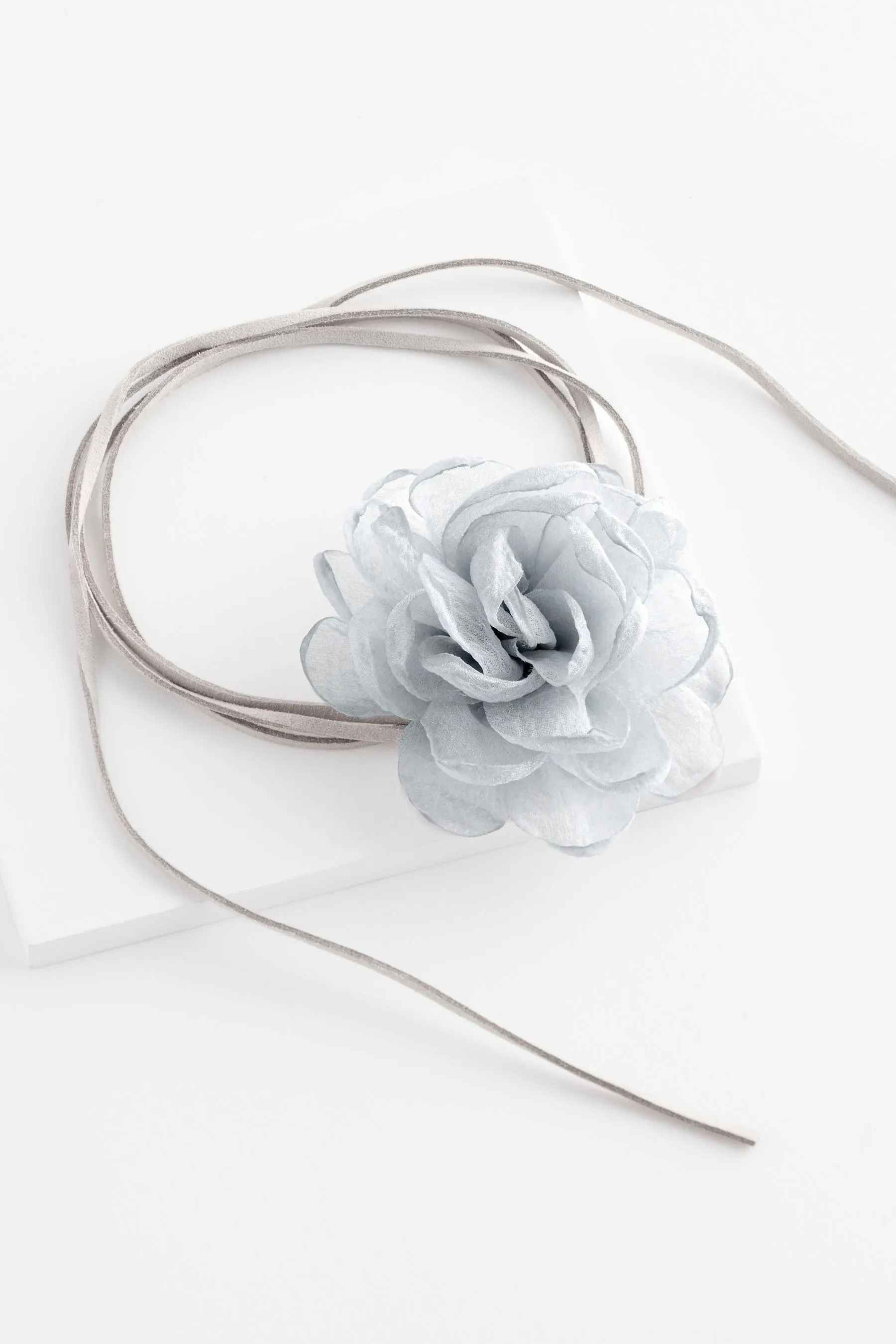 Collana floreale a collarino con fiori