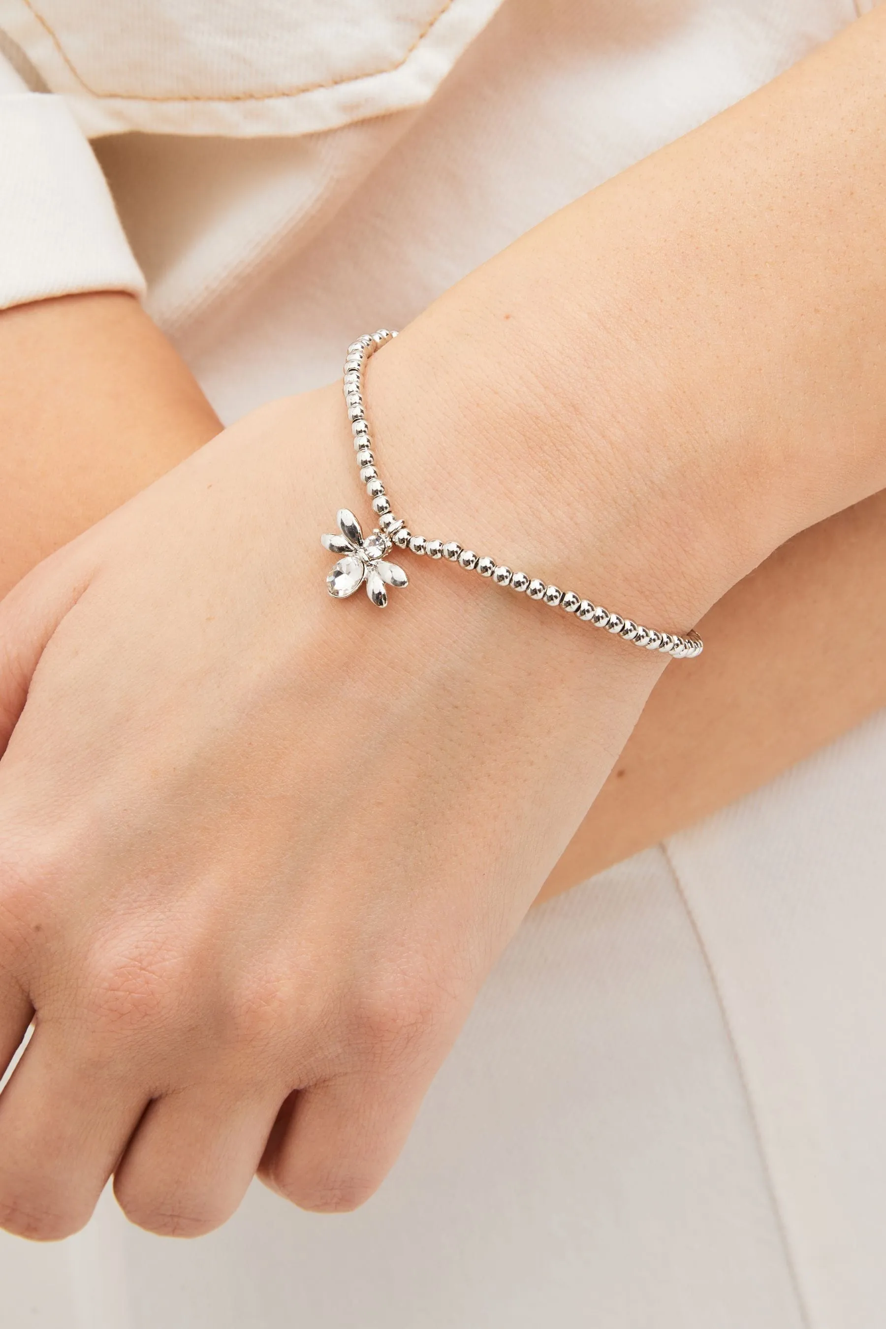 Colore argento  - Bracciale elasticizzato con perline e ciondolo ape