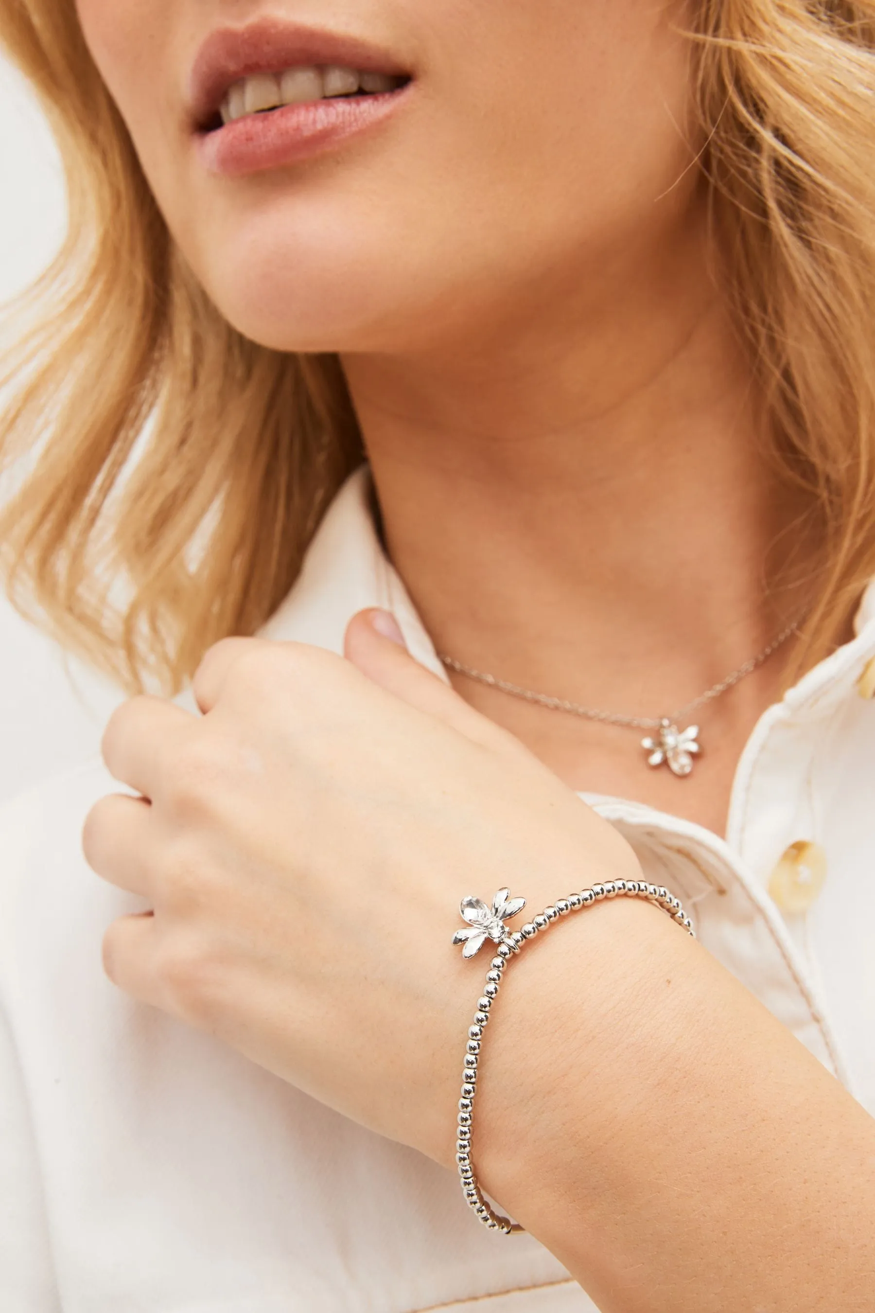 Colore argento  - Bracciale elasticizzato con perline e ciondolo ape