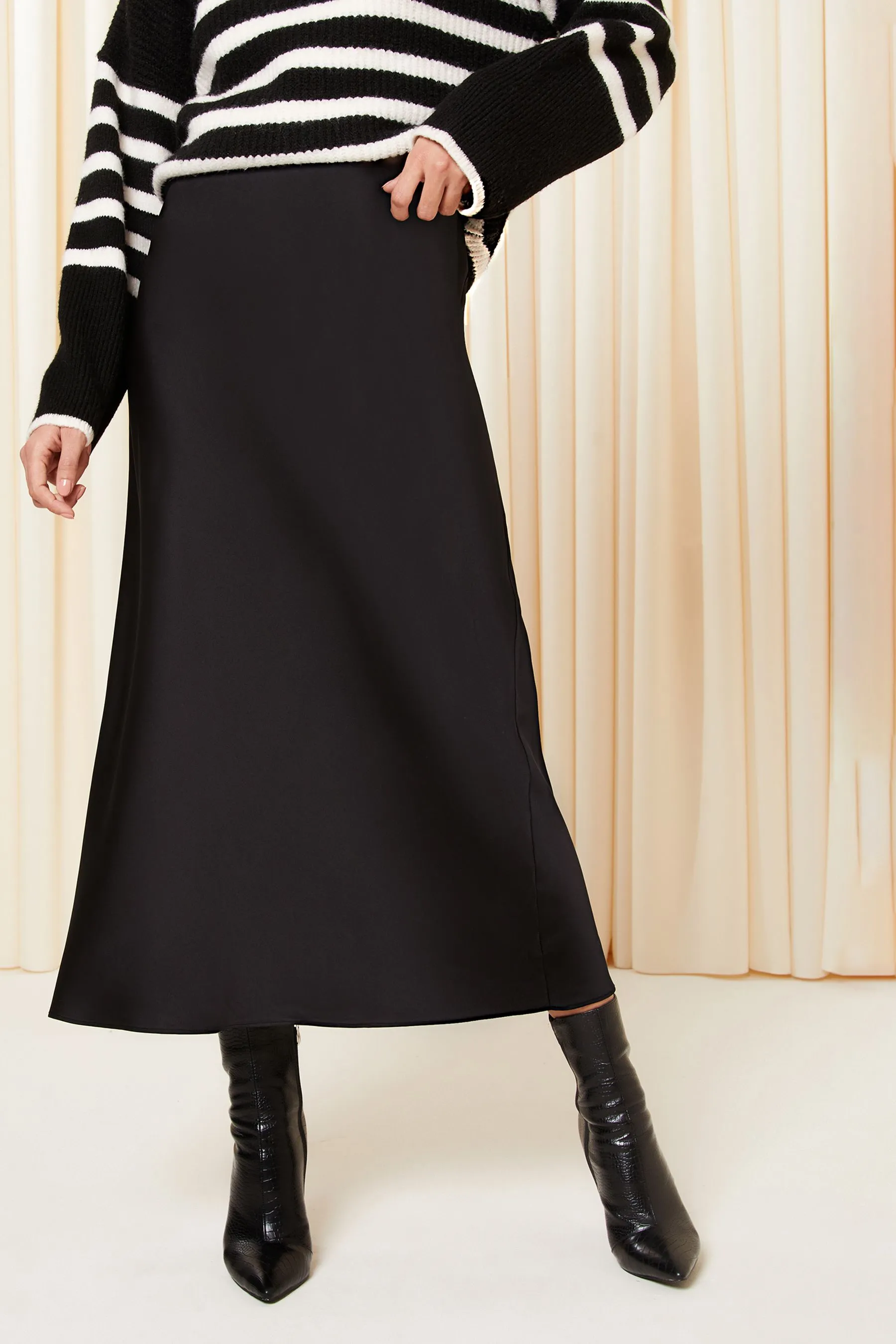 Friends Like These Satin - Gonna maxi con taglio in sbieco