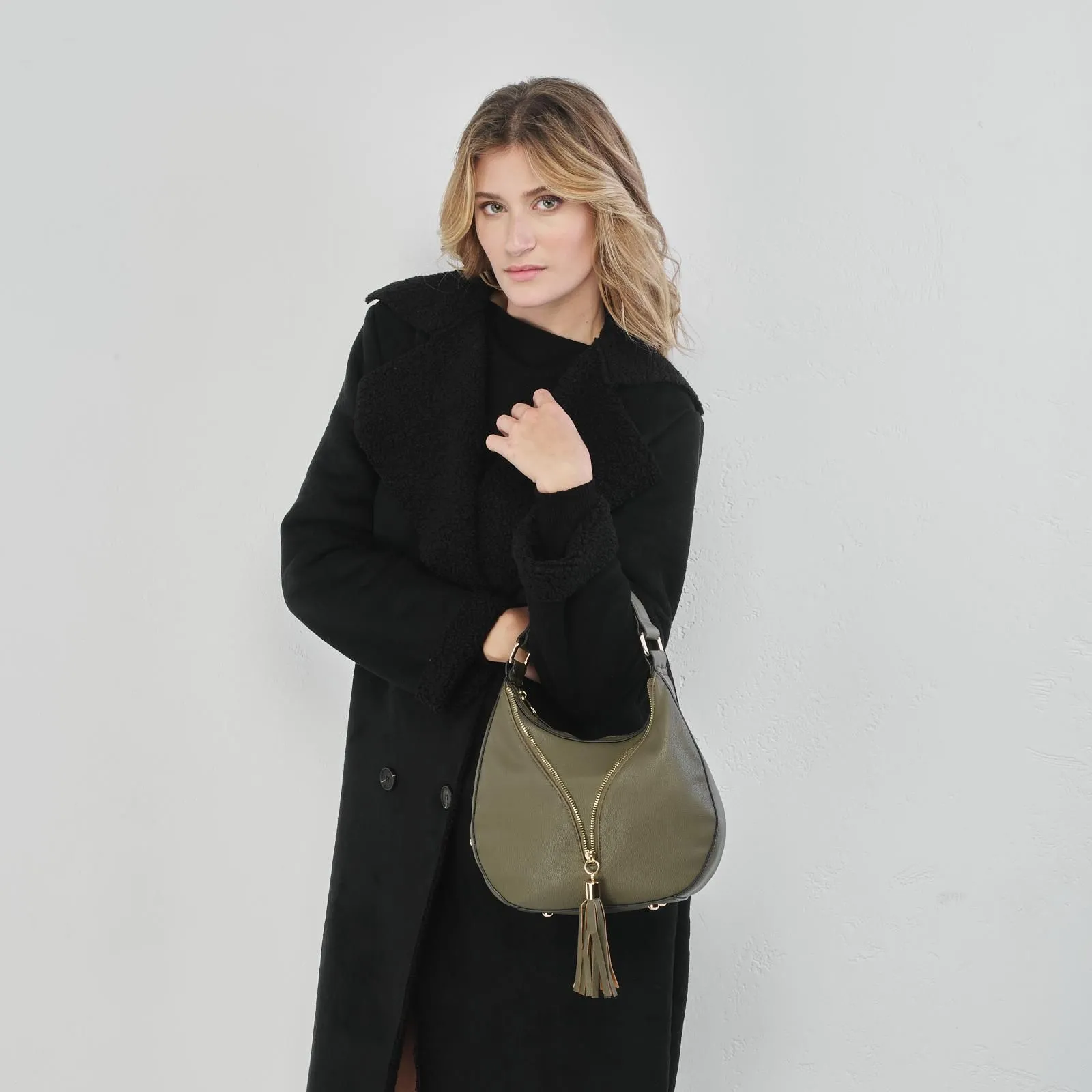 Hobo bag verde con zip e ciondolo