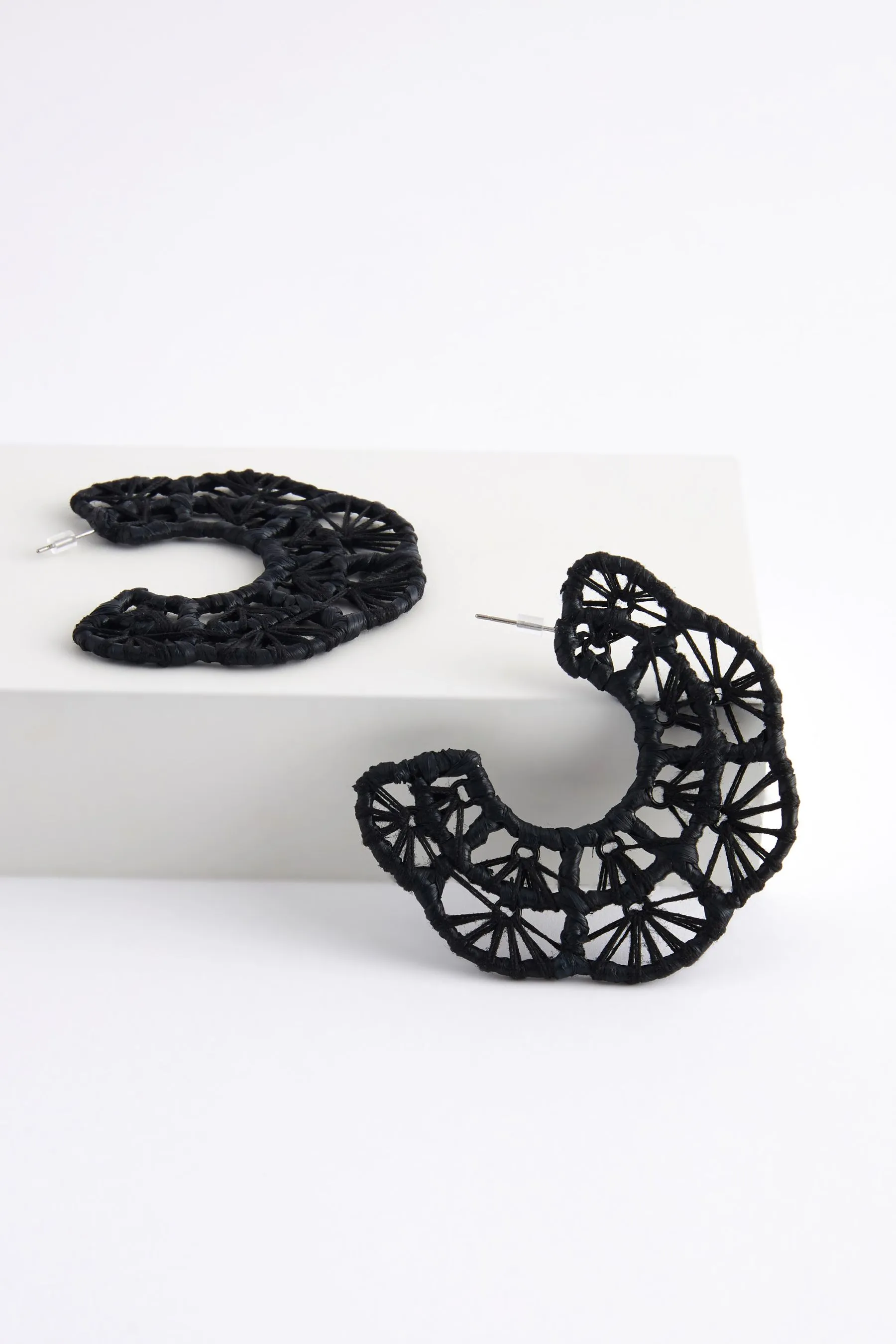 Nero  - Orecchini a cerchio in macramé