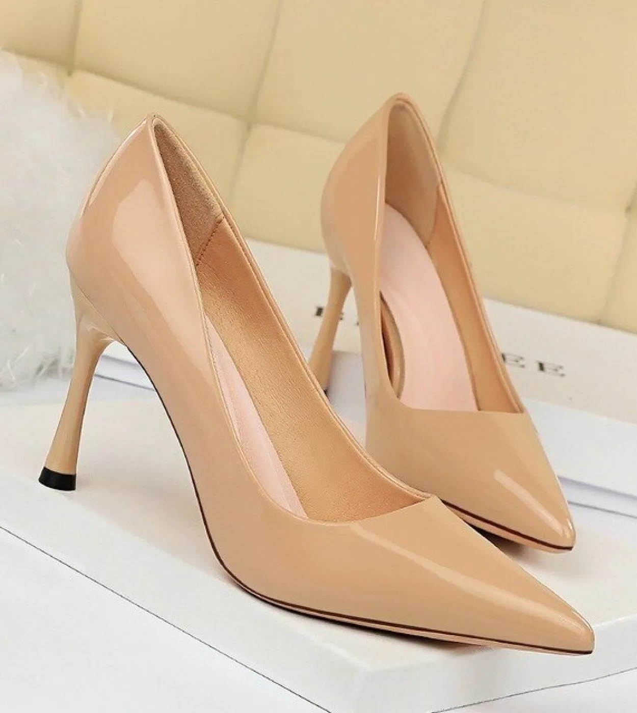 Nuova pelle verniciata Scarpe singole con tacco alto poco profondo lucido Scarpe da donna con tacco fine a punta Scarpe da donna