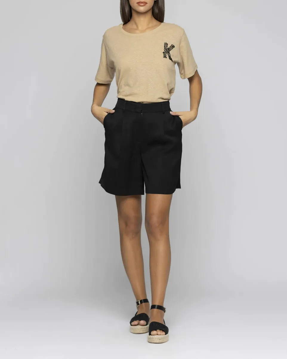 Pantaloni bermuda nei in viscosa con pinces in vita