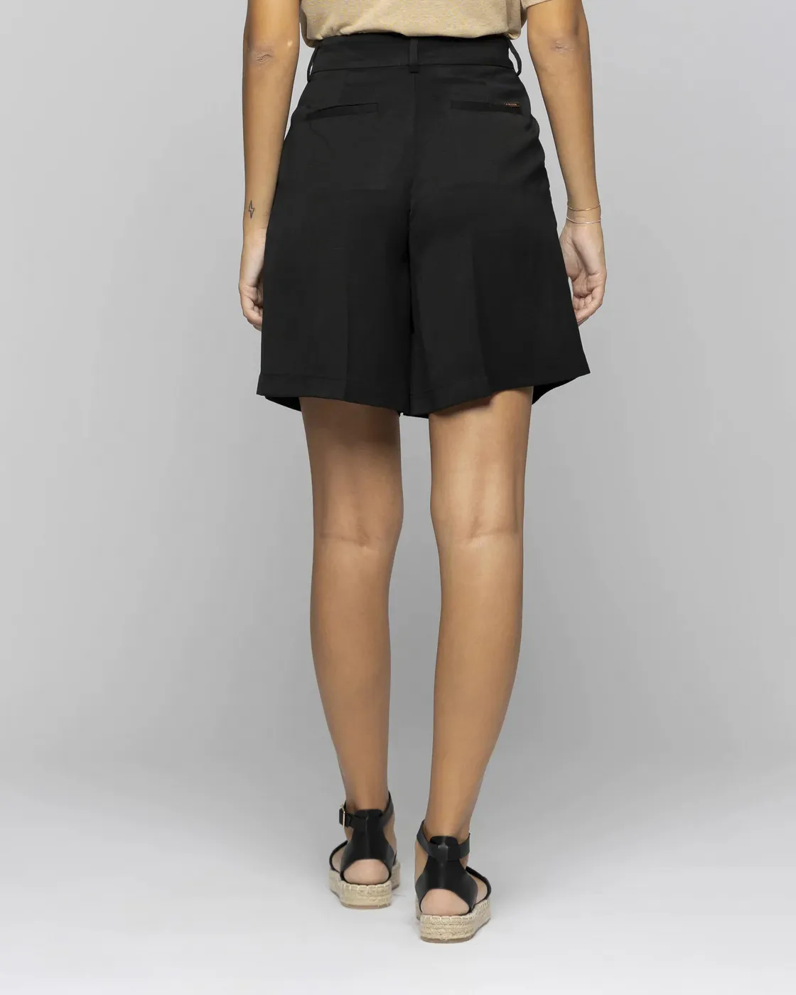 Pantaloni bermuda nei in viscosa con pinces in vita